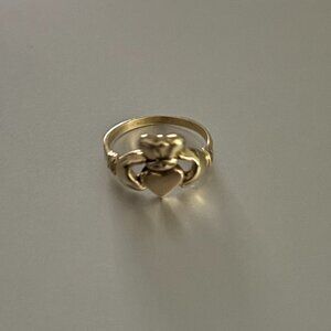 VINTAGE gold claddagh ring